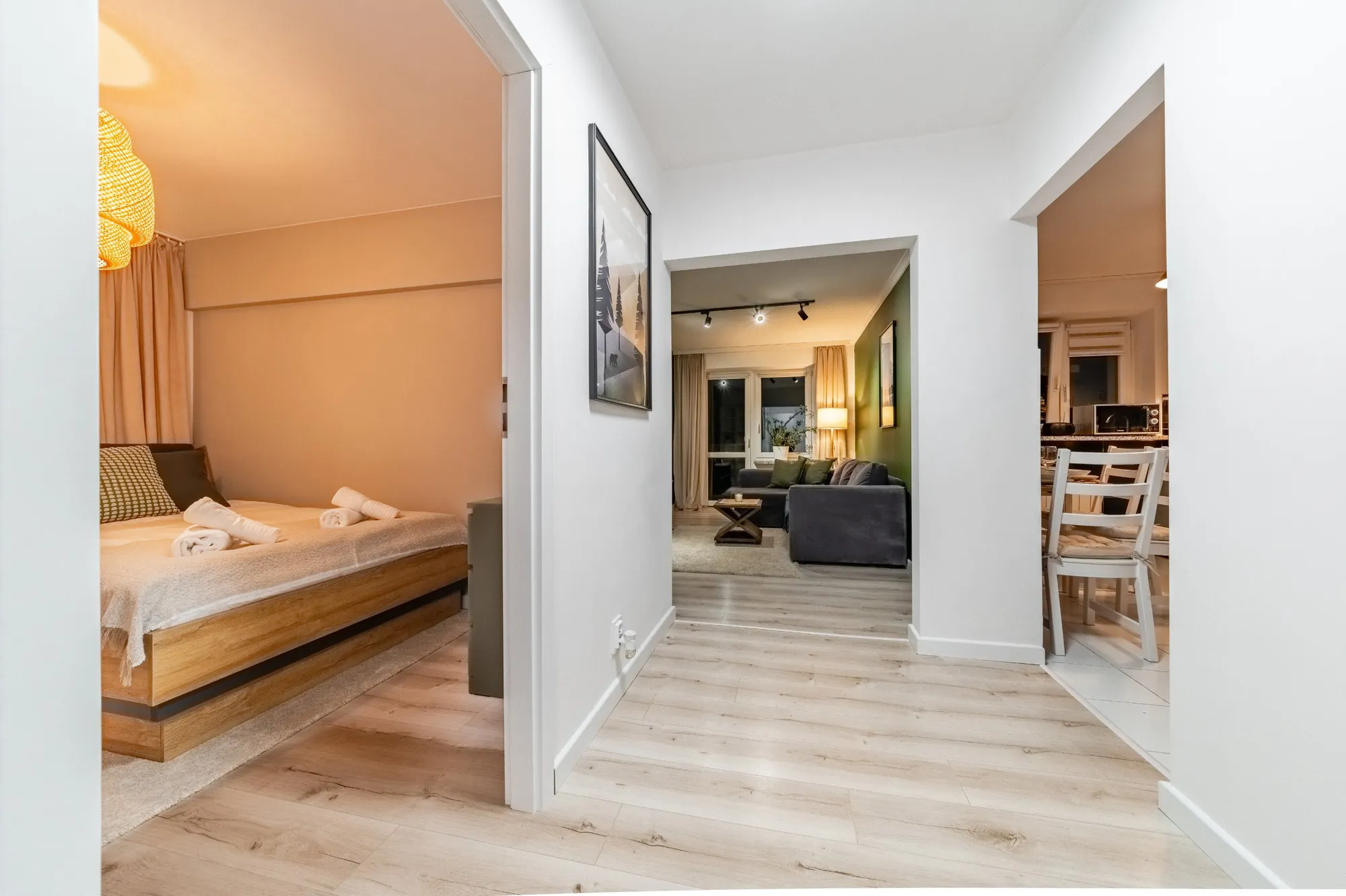 Przedpokój, sypialnia i salon